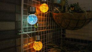 ＼夜が待ち遠しい！／ダイソーのソーラーパネル付きライトが可愛い！