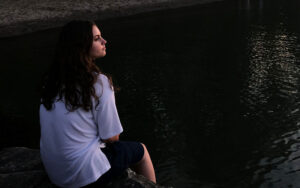 この国の大人は人が死んだだけでは動かない。